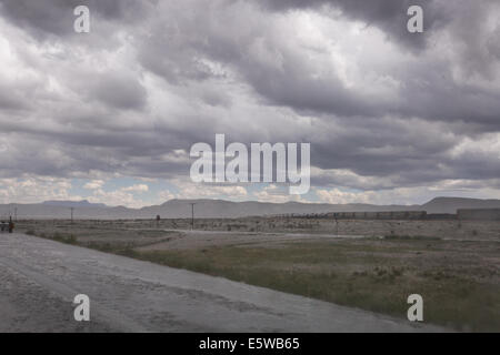 Ein klassische Hochebenen Colorado Hagelsturm geht über die Interstate 25 in Las Animas County über der Fahrbahn mit Hagel Stockfoto