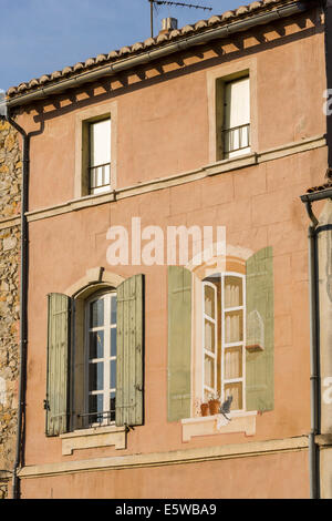 Trompe l ' oeil oder optische Täuschung zusätzliche Fenster in Place De La République, Arles, Frankreich. JMH6269 Stockfoto