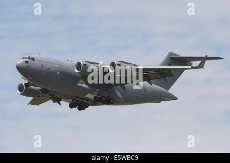 Eine RAAF C-17 Transportflugzeuge im Endanflug bis zur Landung. Stockfoto