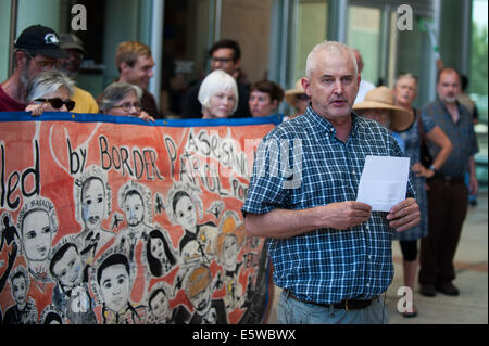 Tucson, Arizona, USA. 6. August 2014. RICHARD BOREN, der Border Patrol Opfer Netzwerk fordert Customs and Border Protection, wie er es nennt, missbräuchliche Praktiken gegenüber Einwanderern und Bürgern zu stoppen. Boren, ein US-Bürger behauptet, dass er missbraucht wurde, während in Gewahrsam rechtlich die Vereinigten Staaten von Mexiko in Nogales, Arizona Boren einzureisen versucht beim Bundesgericht in Tucson, Arizona heute erschienen. Er bot eine Entlassung der Beschwerden gegen ihn und wollte stattdessen eine Gerichtsverhandlung zu suchen. Kein Datum wurde festgelegt. Bildnachweis: Willen Seberger/ZUMA Draht/Alamy Live-Nachrichten Stockfoto