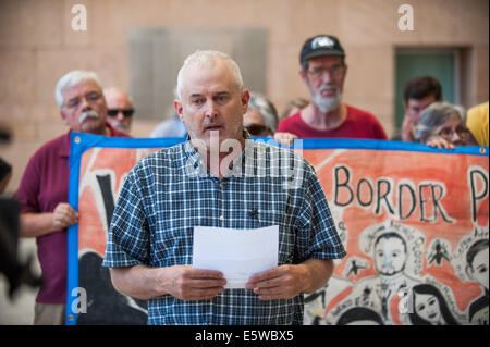 Tucson, Arizona, USA. 6. August 2014. RICHARD BOREN, der Border Patrol Opfer Netzwerk fordert Customs and Border Protection, wie er es nennt, missbräuchliche Praktiken gegenüber Einwanderern und Bürgern zu stoppen. Boren, ein US-Bürger behauptet, dass er missbraucht wurde, während in Gewahrsam rechtlich die Vereinigten Staaten von Mexiko in Nogales, Arizona Boren einzureisen versucht beim Bundesgericht in Tucson, Arizona heute erschienen. Er bot eine Entlassung der Beschwerden gegen ihn und wollte stattdessen eine Gerichtsverhandlung zu suchen. Kein Datum wurde festgelegt. Bildnachweis: Willen Seberger/ZUMA Draht/Alamy Live-Nachrichten Stockfoto