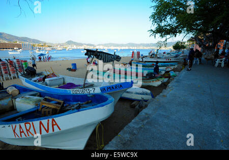 Angelboote/Fischerboote am Strand Playa Tlacopanocha Malecon, Acapulco, Mexiko Stockfoto