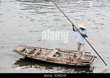 Ruderer, stochern den Fluss auf eine benutzerdefinierte Bambus-Floß im Norden Vietnams. traditionellen Transportmittel auf Flüssen und Seen. ländliche Szene und Leben Stockfoto