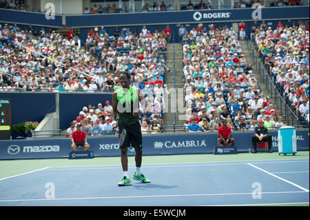 Toronto, Kanada. 6. August 2014. Gael Monfils Frankreichs dient dazu, Novak Djokovic Serbien während der Rogers Cup in der Rexall Mitte am 6. August 2014 in Toronto, Ontario, Kanada. Bildnachweis: Julian Avram/Alamy Live-Nachrichten Stockfoto