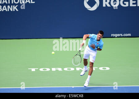 Toronto, Kanada. 6. August 2014. Novak Djokovic Serbien dient dazu, Gael Monfils Frankreichs während des Rogers Cup im Rexall Zentrum am 6. August 2014 in Toronto, Ontario, Kanada. Bildnachweis: Julian Avram/Alamy Live-Nachrichten Stockfoto