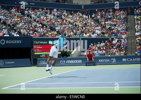 Toronto, Kanada. 6. August 2014. Novak Djokovic Serbien dient dazu, Gael Monfils Frankreichs während des Rogers Cup im Rexall Zentrum am 6. August 2014 in Toronto, Ontario, Kanada. Bildnachweis: Julian Avram/Alamy Live-Nachrichten Stockfoto