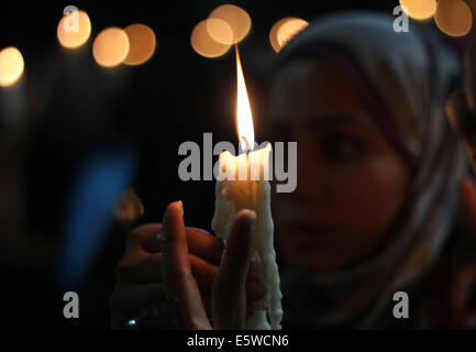 Pakistan. 6. August 2014. Frauen Aktivisten von Pakistan Awami Tehreek (Klaps), ein Anhänger des Allama Tahir Ul Qadri, wer fördert soziale und religiöse Harmonie und ist bekannt für die Arbeit an demokratischen politischen Werte in Pakistan, zusammen mit Mitgliedern der Pakistan Muslim League (Q) halten auch Kerzenlicht-Mahnwache in Andenken an unschuldige Menschen ihr Leben in der Modellstadt im Juni letzten Jahres verloren 17, 2014 Lahore. Es gab acht 8 Menschen getötet in dem aufeinanderprallen, davon 2 Frauen waren. Bildnachweis: Rana Sajid Hussain/Pacific Press/Alamy Live-Nachrichten Stockfoto