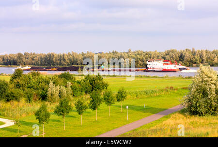 Kohle, Lastkähne und eine hohe Leistung drücken Schlepper am Oude Maas Fluss, Zwijndrecht, Südholland, Niederlande Stockfoto