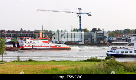 High-Power drücken Schlepper an Oude Maas, Südholland, Niederlande Stockfoto