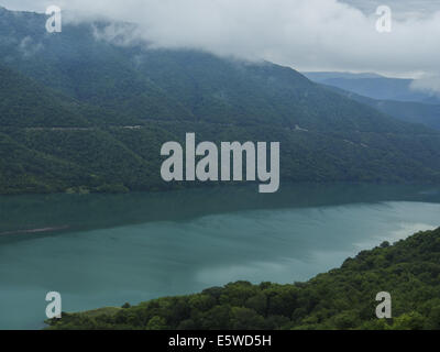 Bergsee in der Nähe von Ananary. 29. Juli 2014. Ananuri ist eine Burganlage am Fluss Aragvi in Georgien, ungefähr 45 Meilen (72 Kilometer) von Tiflis. © Igor Golovniov/ZUMA Draht/Alamy Live-Nachrichten Stockfoto