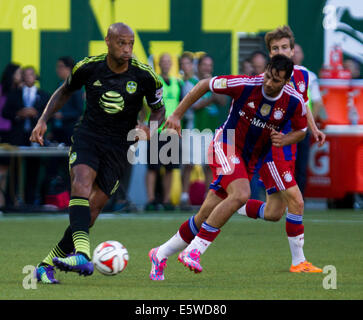 UNS. 6. August 2014.  THIERRY HENRY (14) schickt den Ball. Die MLS All-Stars spielen FC Bayern München in die MLS All-Star Game im Providence Park am 6. August 2014. Bildnachweis: David Blair/ZUMA Draht/Alamy Live-Nachrichten Stockfoto