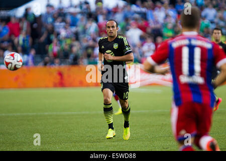 UNS. 6. August 2014.  LANDON DONOVAN (10) jagt den Ball. Die MLS All-Stars spielen FC Bayern München in die MLS All-Star Game im Providence Park am 6. August 2014. Bildnachweis: David Blair/ZUMA Draht/Alamy Live-Nachrichten Stockfoto