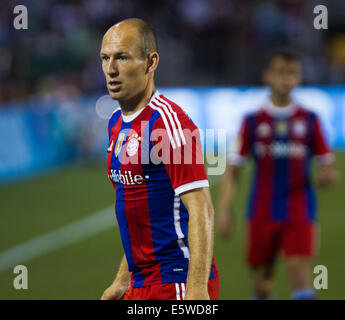 UNS. 6. August 2014.  ARJEN ROBBEN (10) Uhren den Ball. Die MLS All-Stars spielen FC Bayern München in die MLS All-Star Game im Providence Park am 6. August 2014. Bildnachweis: David Blair/ZUMA Draht/Alamy Live-Nachrichten Stockfoto