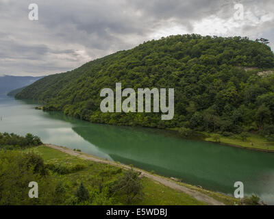 Bergsee in der Nähe von Ananary. 29. Juli 2014. Ananuri ist eine Burganlage am Fluss Aragvi in Georgien, ungefähr 45 Meilen (72 Kilometer) von Tiflis. © Igor Golovniov/ZUMA Draht/Alamy Live-Nachrichten Stockfoto