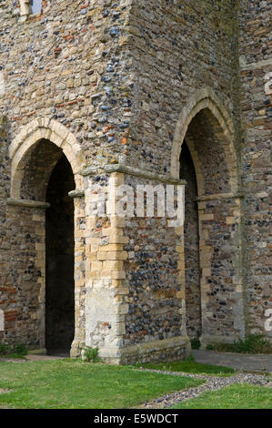 Turm-Eingang am zerstörten Kirche St. Mary aus dem 7. Jahrhundert hinzugefügten wurden die Türme im 12. Jahrhundert Reculver Herne Bay Kent England UK Stockfoto