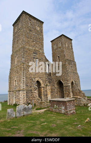 Zerstörte Kirche St. Mary aus dem 7. Jahrhundert hinzugefügten wurden die Türme im 12. Jahrhundert Reculver Herne Bay Kent England UK Stockfoto