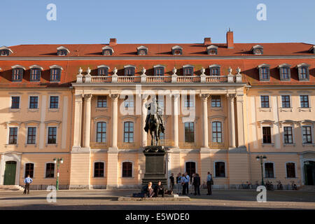 Musik-Akademie der Liszt Hochschule für Musik Weimar, Hauptgebäude mit Skulptur von Großherzog Carl August in Weimar, Thüringen, de Stockfoto