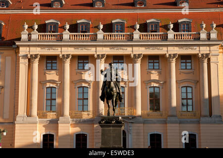 Musik-Akademie der Liszt Hochschule für Musik Weimar, Hauptgebäude mit Skulptur von Großherzog Carl August in Weimar, Thüringen, Stockfoto