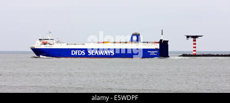 Autofähre verlassen den Hafen von Rotterdam Stockfoto