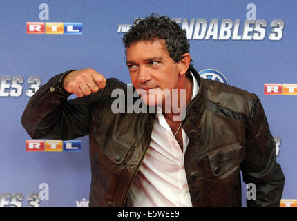 Köln, Deutschland. 6. August 2014. Schauspieler Antonio Banderas kommt für die Premiere des Films "The Expendables 3" in Köln, 6. August 2014. Foto: CAROLINE SEIDEL/DPA/Alamy Live-Nachrichten Stockfoto