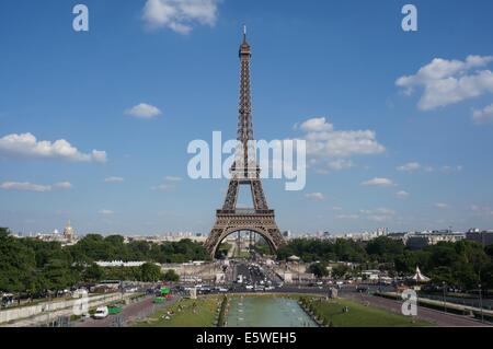 Eiffelturm vor einem blauen Himmel gesehen von Jardins du Trocadero-Gärten mit Brunnen von Warschau im Vordergrund Stockfoto