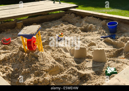 Spielen Sie und lernen Sie, Sandkasten mit bunten Kunststoff-Spielzeug verwendet für Phantasie und kreative Spielzeit lernen und soziale Interaktion Stockfoto