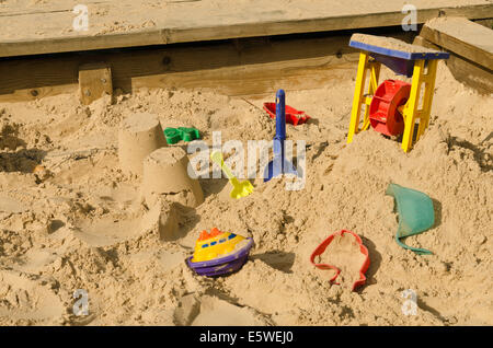 Spielen Sie und lernen Sie, Sandkasten mit bunten Kunststoff-Spielzeug verwendet für Phantasie und kreative Spielzeit lernen und soziale Interaktion Stockfoto