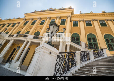 Treppenhaus des Schlosses Schönbrunn in Wien, Österreich. Im Weitwinkel. Stockfoto