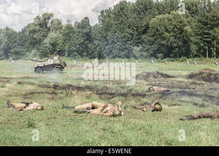 Wiederaufbau des zweiten Weltkriegs Kampfes - Schlachtfeld nach Angriff. Stockfoto