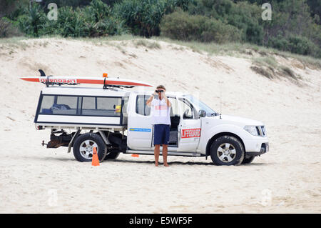 -Uhren Rettungsschwimmer am Strand stehen neben seiner spezialisierten Fahrzeug bereit, in einem Augenblick zu reagieren. Stockfoto