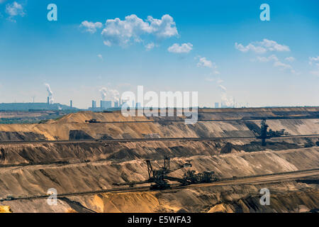 Garzweiler Tagebau, der Kraftwerke Frimmersdorf und Neurath auf der Rückseite, Grevenbroich, Nordrhein-Westfalen Stockfoto