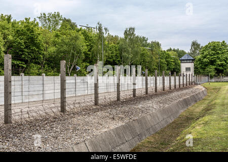 Stacheldrahtzaun, Graben und Wachturm, KZ Dachau, Dachau, Bayern, Deutschland Stockfoto