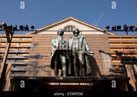 Das Goethe-Schiller-Denkmal im Rahmen einer Theater szenische Gestaltung und Deutsches Nationaltheater in Weimar, Thüringen, Deutschland Stockfoto
