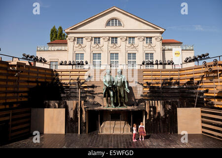 Das Goethe-Schiller-Denkmal im Rahmen einer Theater szenische Gestaltung und Deutsches Nationaltheater in Weimar, Thüringen, Deutschland Stockfoto
