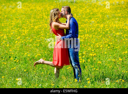 Glücklich liebenden küssen auf einer Blumenwiese im Frühling, Tirol, Österreich Stockfoto