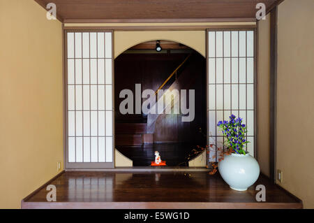 Eingang zu einem alten japanischen Chaya oder Teehaus zeigt traditionelle Shoji (Schiebetüren transluzente Wachspapier). Stockfoto