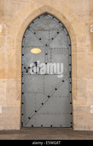 Alte Vintage Eisentür in Wien, Österreich. Stockfoto
