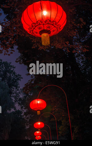 Lampions in Warschauer Lazienki-Park in der Nacht Stockfoto