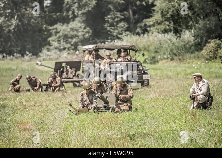 Sowjetische Soldaten, die Vorbereitung für einen Angriff während Nachstellung des zweiten Weltkriegs ein Maschinengewehr kämpft Stockfoto
