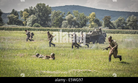 Rekonstruktion eines zweiten Weltkrieges Kampfes zwischen roter Armee und Wehrmacht. Rote Armee greift deutsche Stellungen. Stockfoto