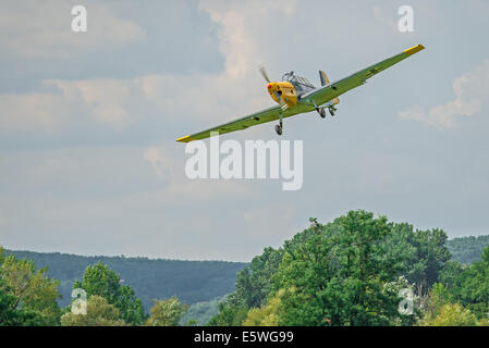 Historische deutsche Bomber Zlin 205 nähert sich das Schlachtfeld während Nachstellung des zweiten Weltkriegs kämpft Stockfoto