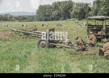 STARY TEKOV, Slowakei - Juli 26,2014: sowjetische Soldaten mit einer Kanone während der Nachstellung des zweiten Weltkriegs zu kämpfen Stockfoto