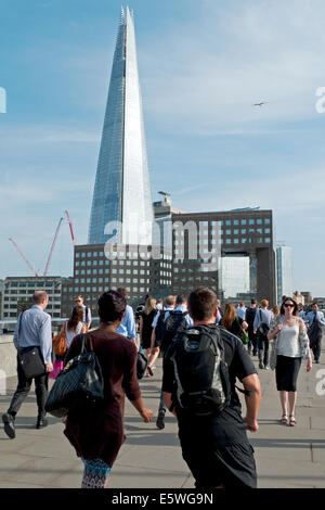 Der Londoner Büroangestellten über London Brücke zu Fuß nach der Arbeit im Sommer nach der Arbeit und der Wolkenkratzer Shard London UK KATHY DEWITT Stockfoto