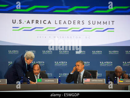 Washington DC, USA. 6. August 2014. US-Präsident Barack Obama hört während Außenminister John Kerry Mohamed Ould Abdel Aziz, der Präsident von Mauretanien, vor einer Sitzung unterstützt: Investition in die Zukunft Afrikas, während Afrika Leaders Summit im Außenministerium in Washington, D.C., 6. August 2014. Obama wirbt Geschäftsbeziehungen zwischen den Vereinigten Staaten und den afrikanischen Ländern während der dreitägigen U.S.-Afrika Leaders Summit, wo 49 Staatschefs in Washington treffen. Bildnachweis: Dpa picture Alliance/Alamy Live News Stockfoto