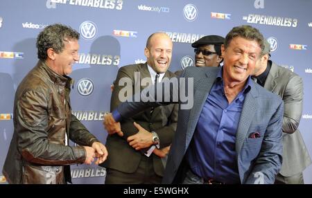 Köln, Deutschland. 6. August 2014. Schauspieler Antonio Banderas (L), Wesley Snipes und Sylvester Stallone (vorne) kommen für die Premiere des Films "The Expendables 3" in Köln, 6. August 2014. Bildnachweis: Dpa picture Alliance/Alamy Live News Stockfoto