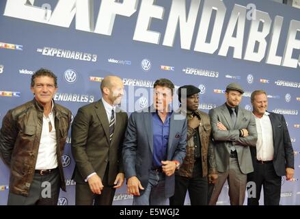 Köln, Deutschland. 6. August 2014. Schauspieler Antonio Banderas (L-R), Jason Statham, Sylvester Stallone, Wesley Snipes und Kellan Lutz kommen für die Premiere des Films "The Expendables 3" in Köln, 6. August 2014. Bildnachweis: Dpa picture Alliance/Alamy Live News Stockfoto