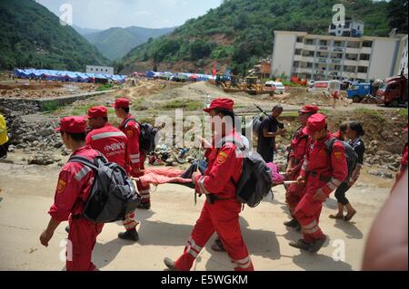 Yunnan, China. 7. August 2014. Chinas internationale Rettung Teamplayer sind beschäftigt mit Rettung und Trasferring verletzte Menschen am 4. Tag der Yunan Erdbeben am 7. August 2014 in Zhaotong, Provinz Yunnan. Eine Erdbeben der Stärke 6,5 schlagen Zhaotongs Ludian Grafschaft in einer Tiefe von 12 km. Das Beben traf Longtoushan Township um 16:30, Peking-Zeit am 3. August, etwa 50 Kilometer von der Stadt Mitte des Zhaotong. Ca. 589 Menschen starben während Ludian Erdbeben. Credit: Foto oben Corporation/Alamy Live-Nachrichten Stockfoto