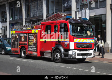 Feuerwehrmänner, Manchester City Fire & Rescue Motoren, Volvo Fahrzeuge in Deansgate, Manchester, UK Stockfoto