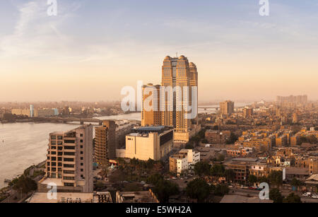 Kairo, Ägypten Stadtbild mit Fairmont Nile City Hotel Gebäude auf dem Nil Stockfoto