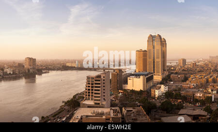 Kairo, Ägypten - mit Fairmont Nile City Hotel Gebäude durch den Nil am späten Nachmittag Stockfoto